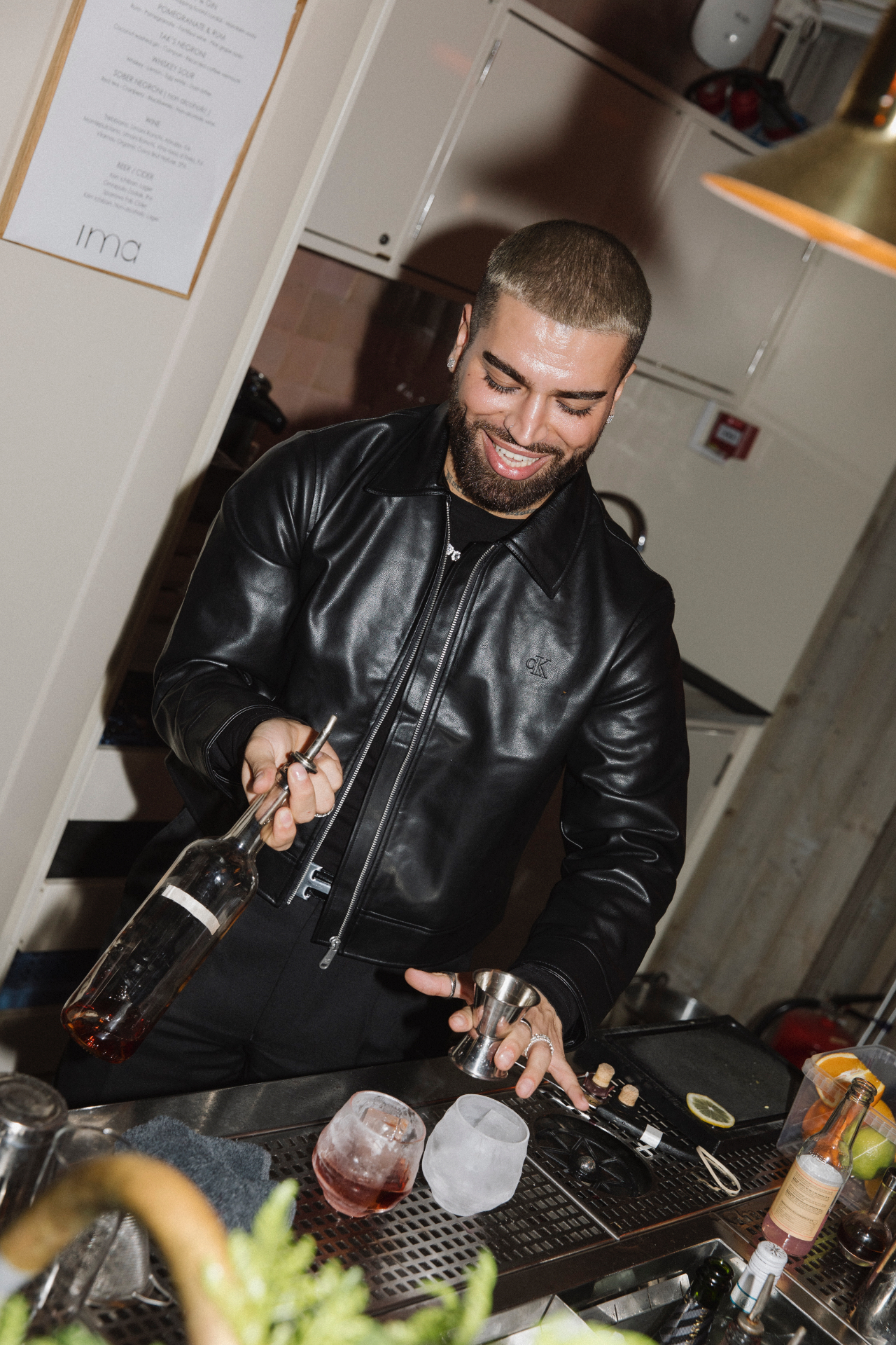 Bartender blandar drinkar under eventet