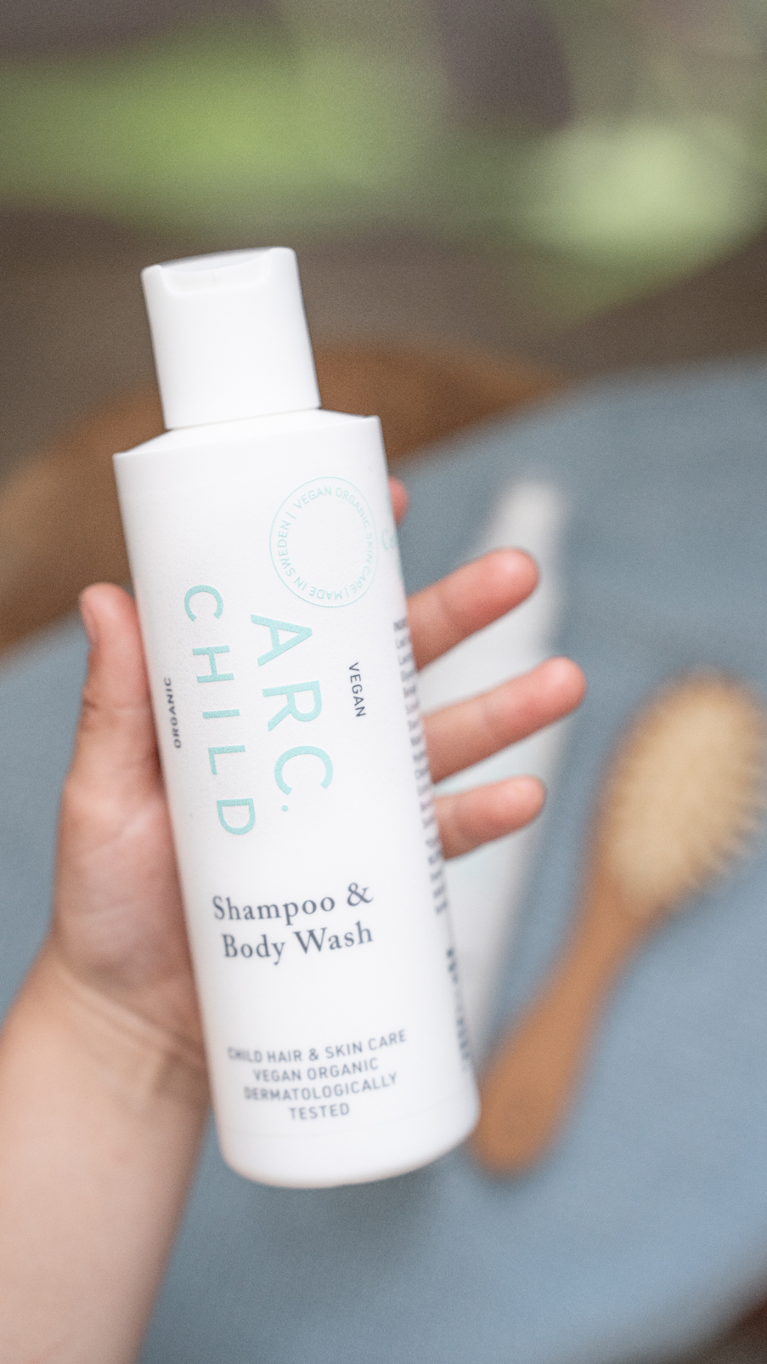 Hand som håller ARC. Child Shampoo & Body Wash